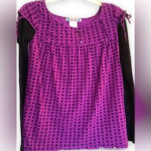 A novelty Junior top from the Hot Topic store in pre owned condition.